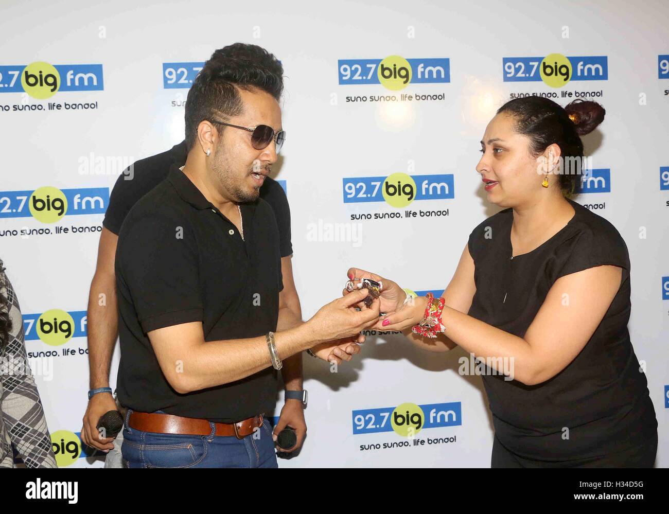 Bollywood cantante Mika Singh durante un incontro e saluto sessione al 92,7 BIG FM per il suo nuovo singolo rilasciato Chhorin Mumba Foto Stock
