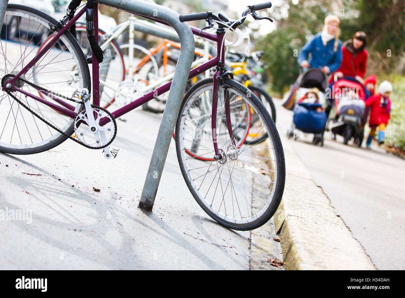 Un buon posto per vivere - Street paesaggio urbano con un sacco di bici Foto Stock