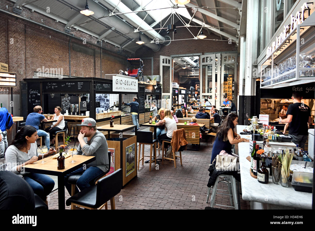 Sale alimentare - FOODHALLEN West di Amsterdam vicino Kinkerstraat il primo 'indoor mercato alimentare nei Paesi Bassi, dove è possibile gustare del buon cibo e bevande sul sito. ( Ex tram remise è oggi un centro per la media dei mestieri di moda arts ) Paesi Bassi Paesi Bassi Foto Stock