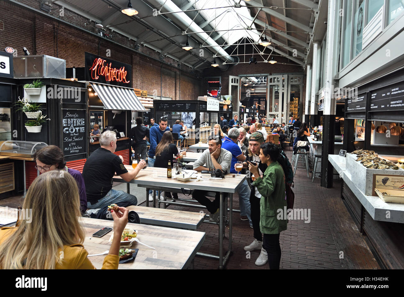 Sale alimentare - FOODHALLEN West di Amsterdam vicino Kinkerstraat il primo 'indoor mercato alimentare nei Paesi Bassi, dove è possibile gustare del buon cibo e bevande sul sito. ( Ex tram remise è oggi un centro per la media dei mestieri di moda arts ) Paesi Bassi Paesi Bassi Foto Stock