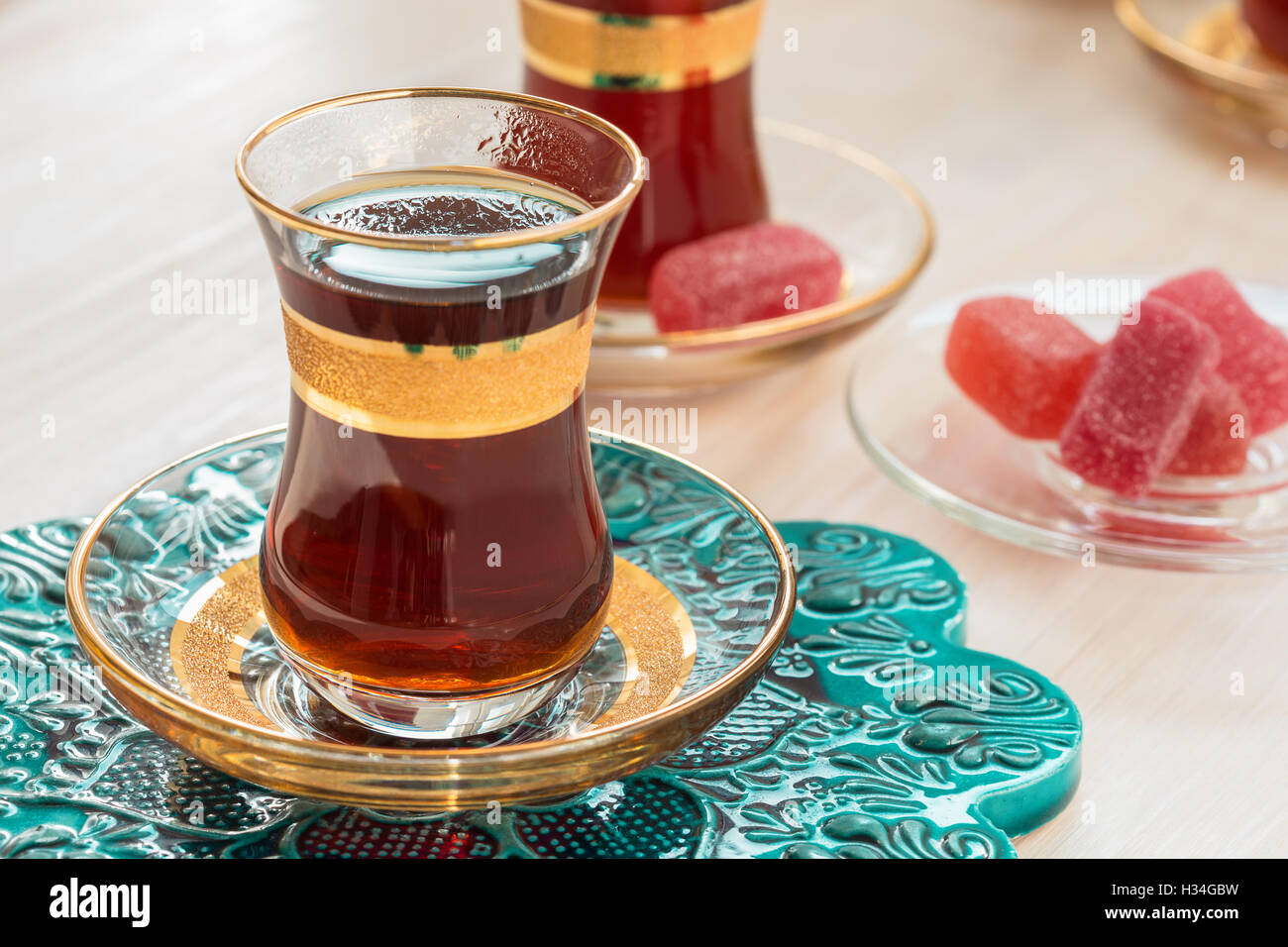 Molto gusto nero tè turco di bere, tradizionale tè turco in bicchieri Foto  stock - Alamy