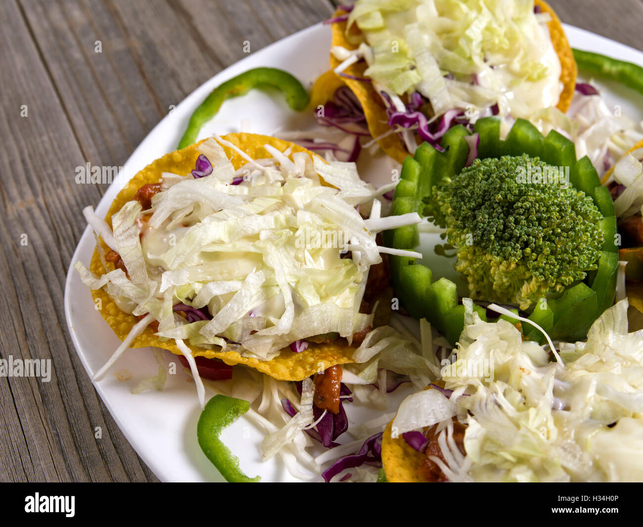 TACOS SERVITI SU UN PIATTO BIANCO SU SFONDO BIANCO Foto Stock