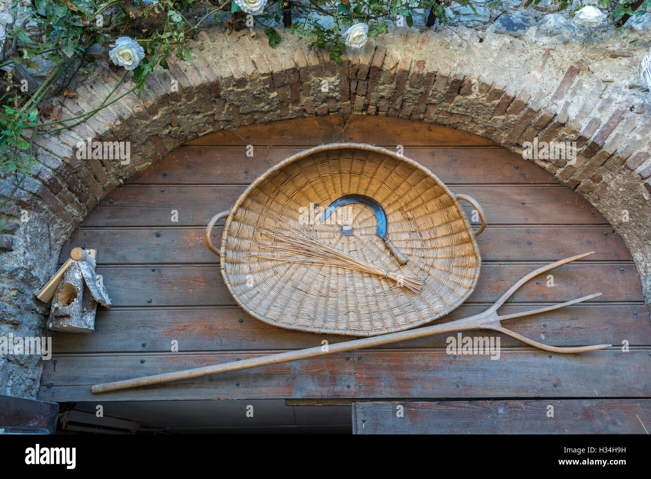 Attrezzi Agricoli, medievale villaggio storico di Yvoire, Alta Savoia, Francia Foto Stock