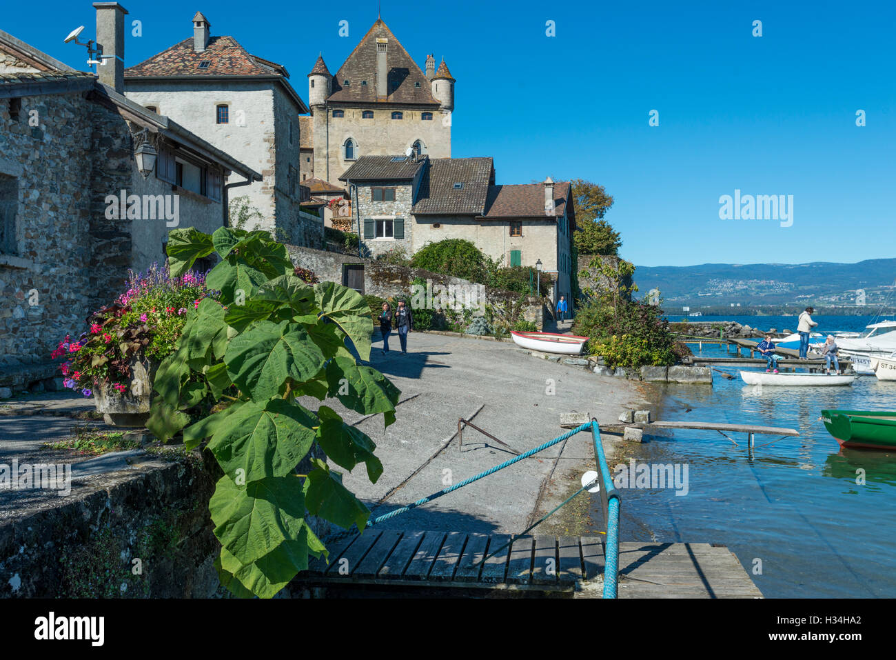 Vista del porto di Yvoire, medievale villaggio storico, Alta Savoia, Francia Foto Stock