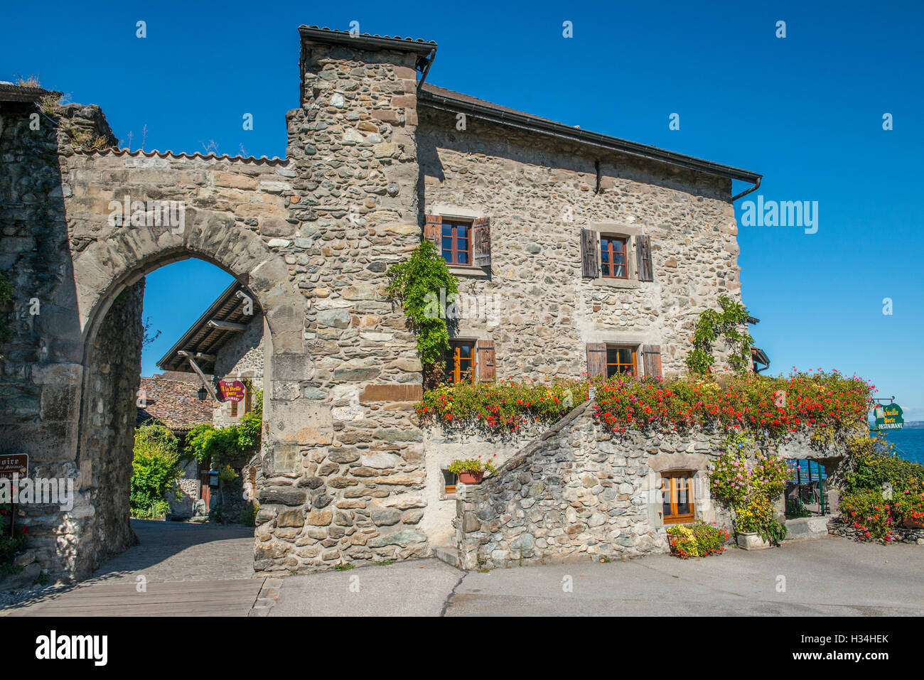 Cancello anteriore, medievale villaggio storico di Yvoire, Alta Savoia, Francia Foto Stock