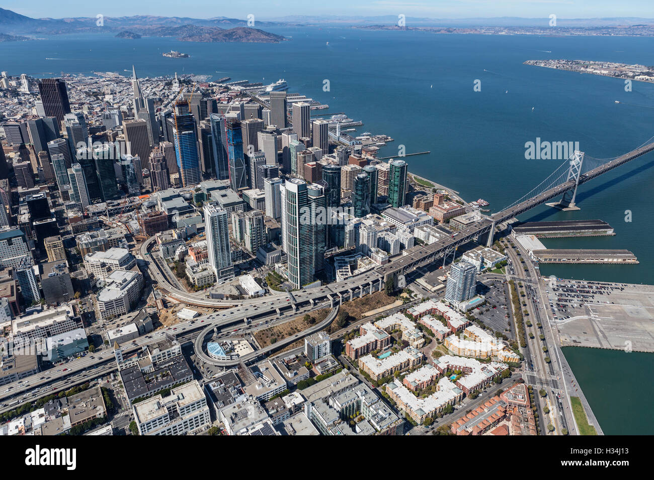 Vista aerea del giorno chiaro nelle aree urbane di San Francisco e la baia di San Francisco in California. Foto Stock
