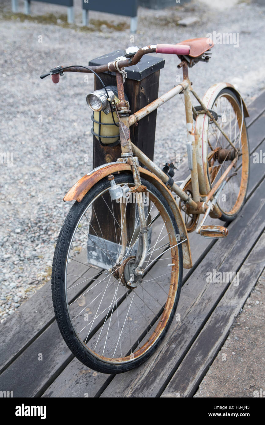 Bicicletta Vintage sta al palo di legno Foto Stock