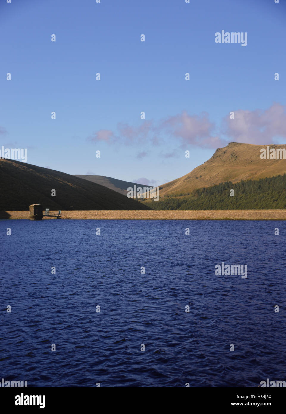 Alderman's Hill e serbatoio Greenfield Dam e Torre della valvola Saddleworth Moor, Greater Manchester, Inghilterra England Regno Unito. Foto Stock
