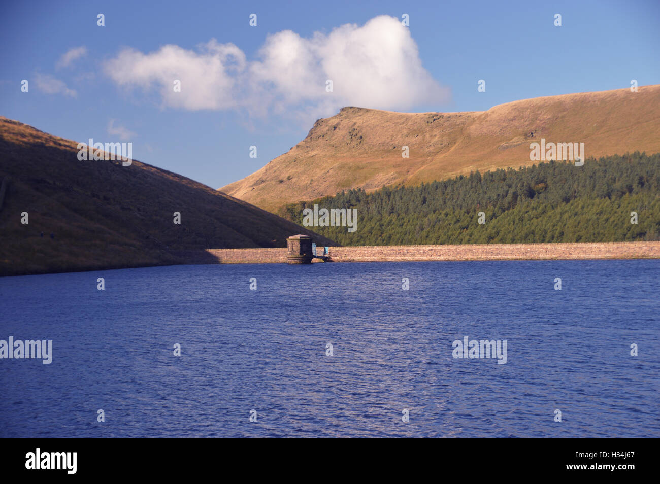Alderman's Hill e serbatoio Greenfield Dam e Torre della valvola Saddleworth Moor, Greater Manchester, Inghilterra England Regno Unito. Foto Stock