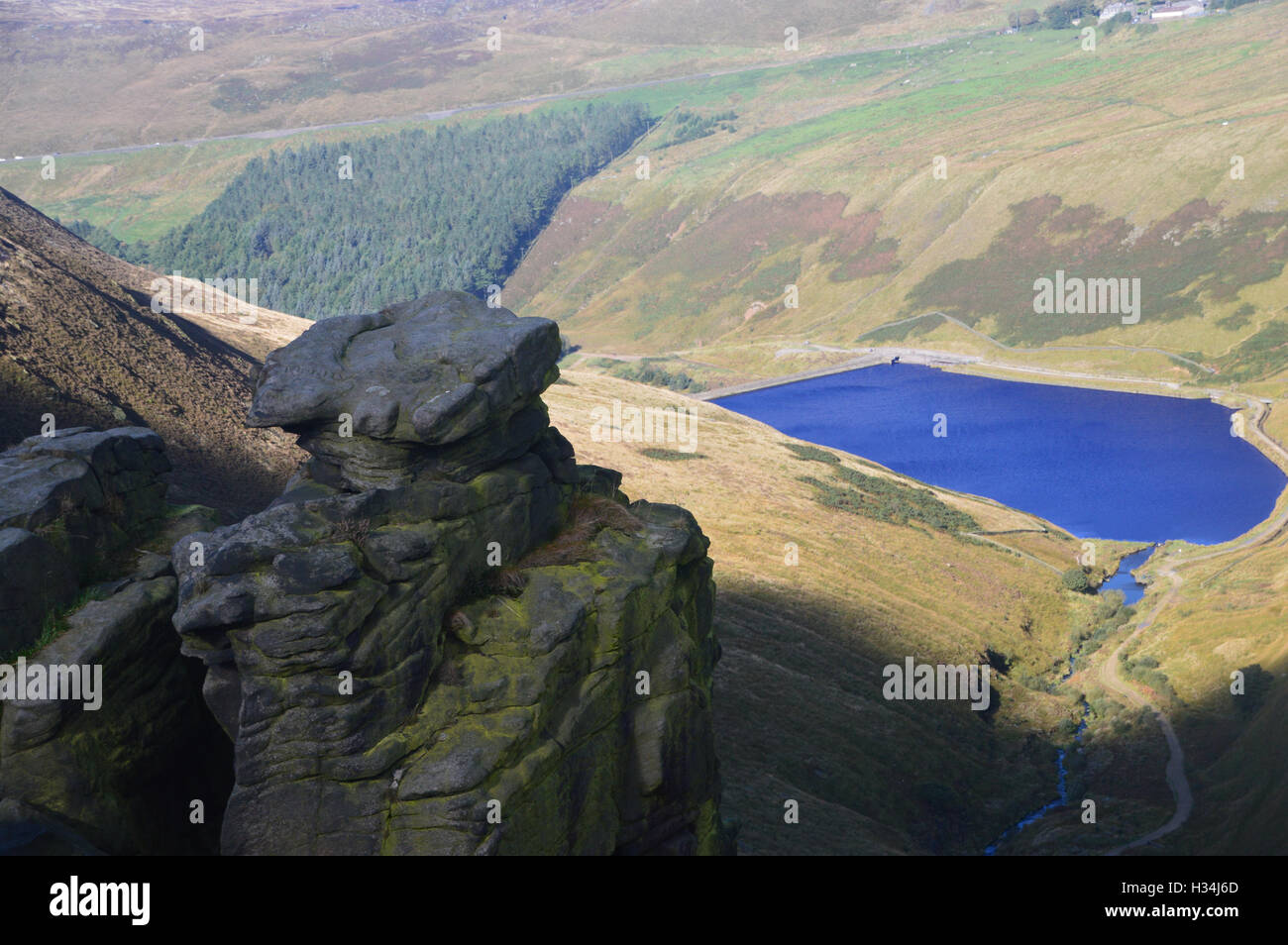 Il Trinnacle formazioni rocciose sopra il serbatoio Greenfield Saddleworth Moor, Parco Nazionale di Peak District, England Regno Unito. Foto Stock
