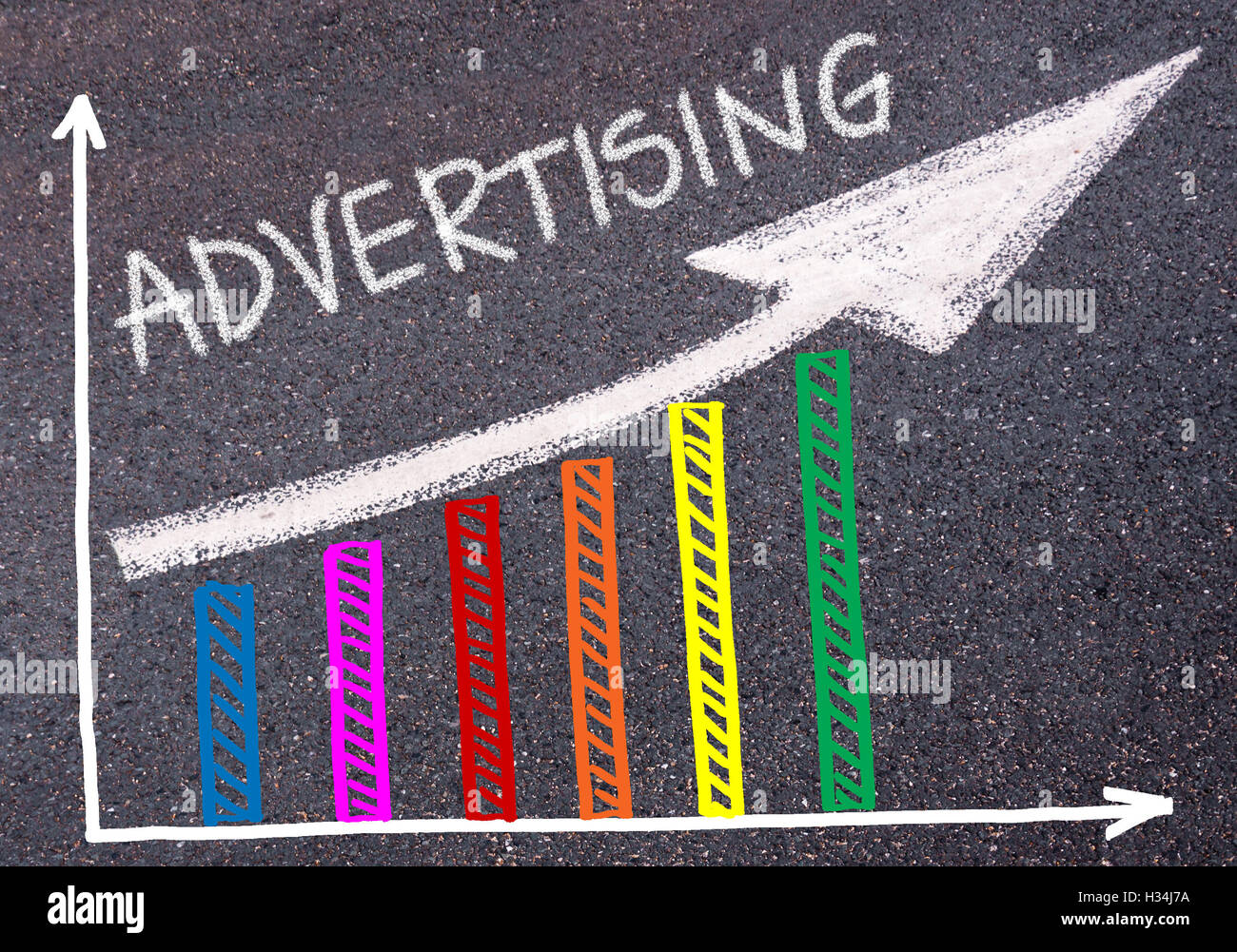 Pubblicità scritta con gesso su asfalto su grafico colorato e freccia ascendente, business marketing e il concetto di creatività Foto Stock