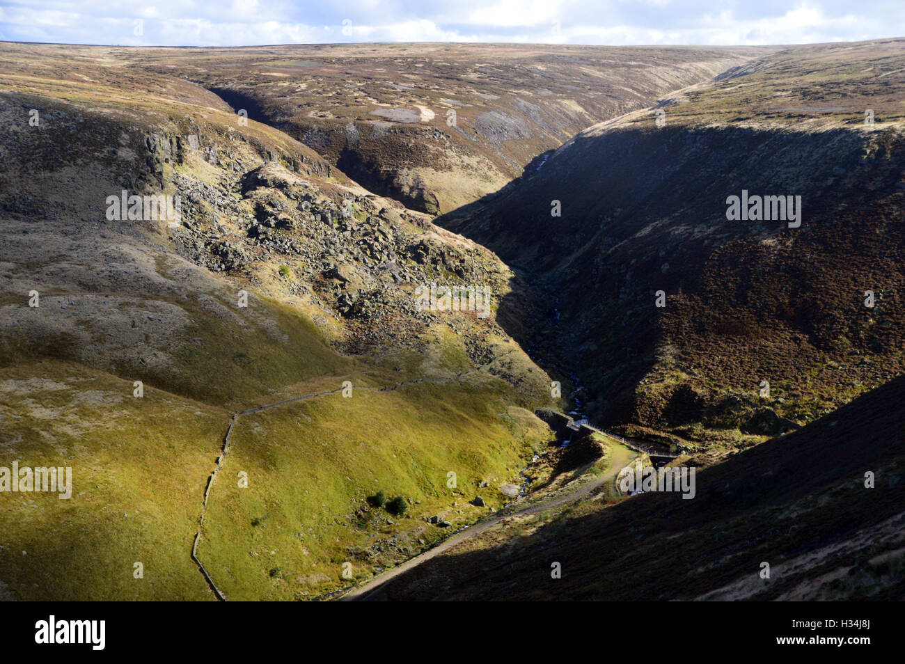 Holme Clough Gully su Saddleworth Moor da Raven Stones Brow nel Peak District National Park, Greater Manchester, Inghilterra, Regno Unito. Foto Stock