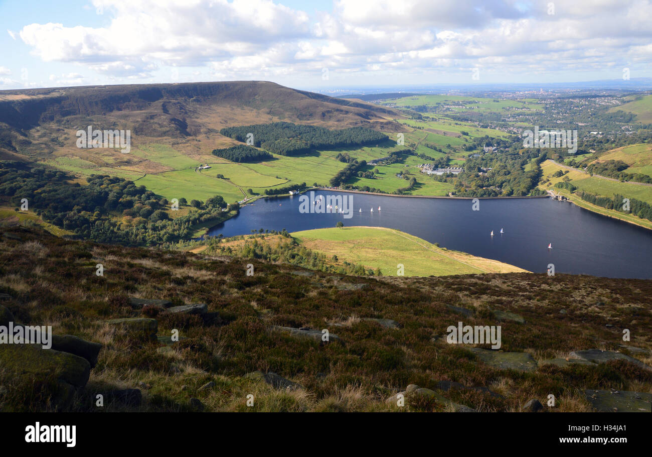 Alphin collina che si affaccia su barche a vela su Colomba serbatoio di pietra nel Parco Nazionale di Peak District,Greater Manchester Inghilterra England Regno Unito. Foto Stock