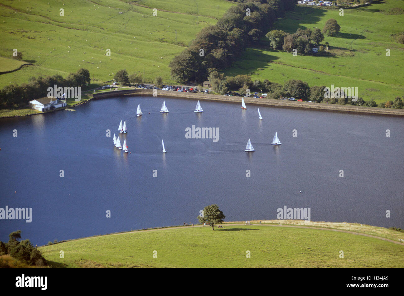 Barche a vela volteggiare su Colomba serbatoio di pietra nel Parco Nazionale di Peak District, Greater Manchester, Inghilterra England Regno Unito. Foto Stock