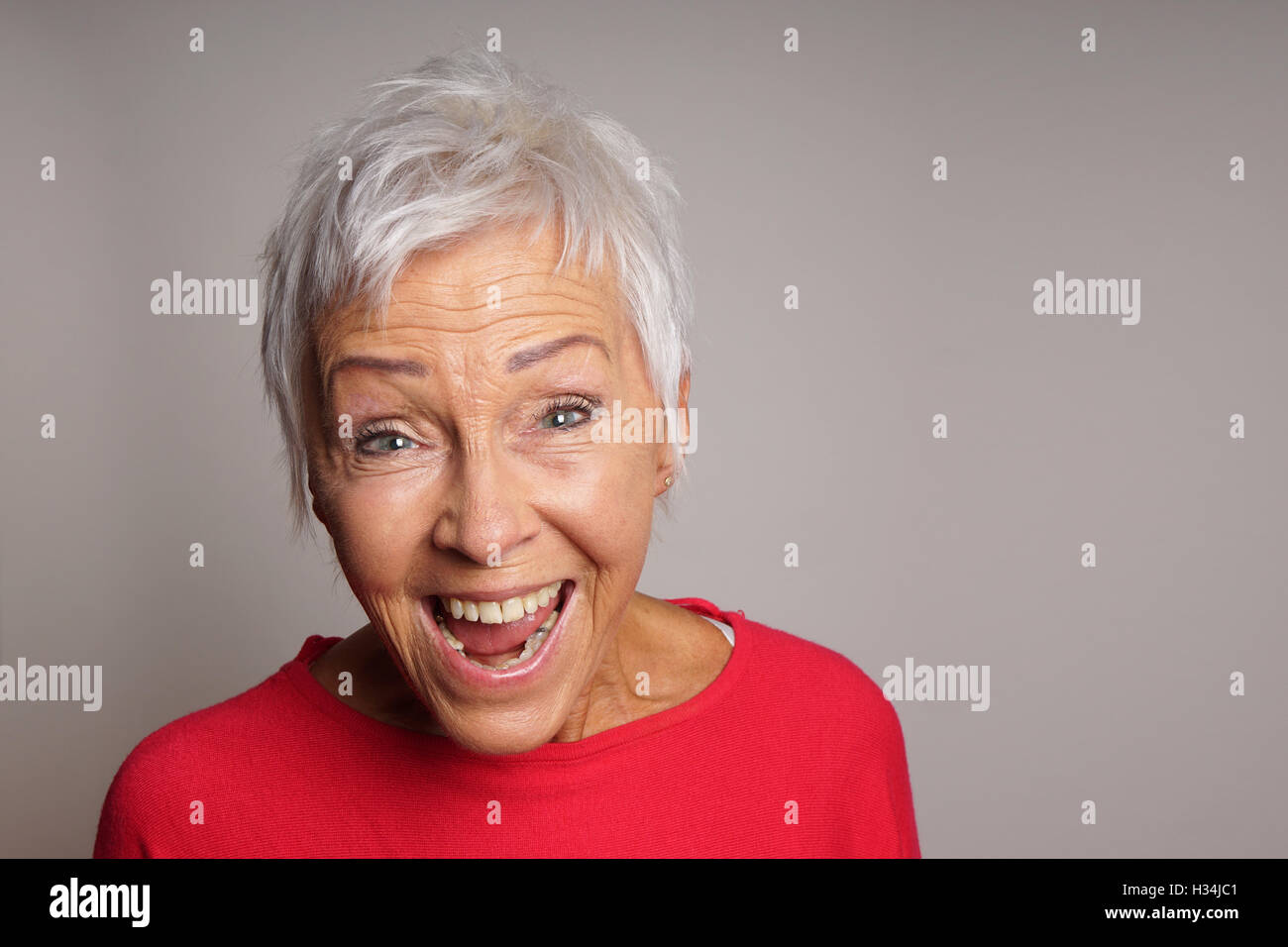 Ridendo donna matura nei suoi anni sessanta Foto Stock