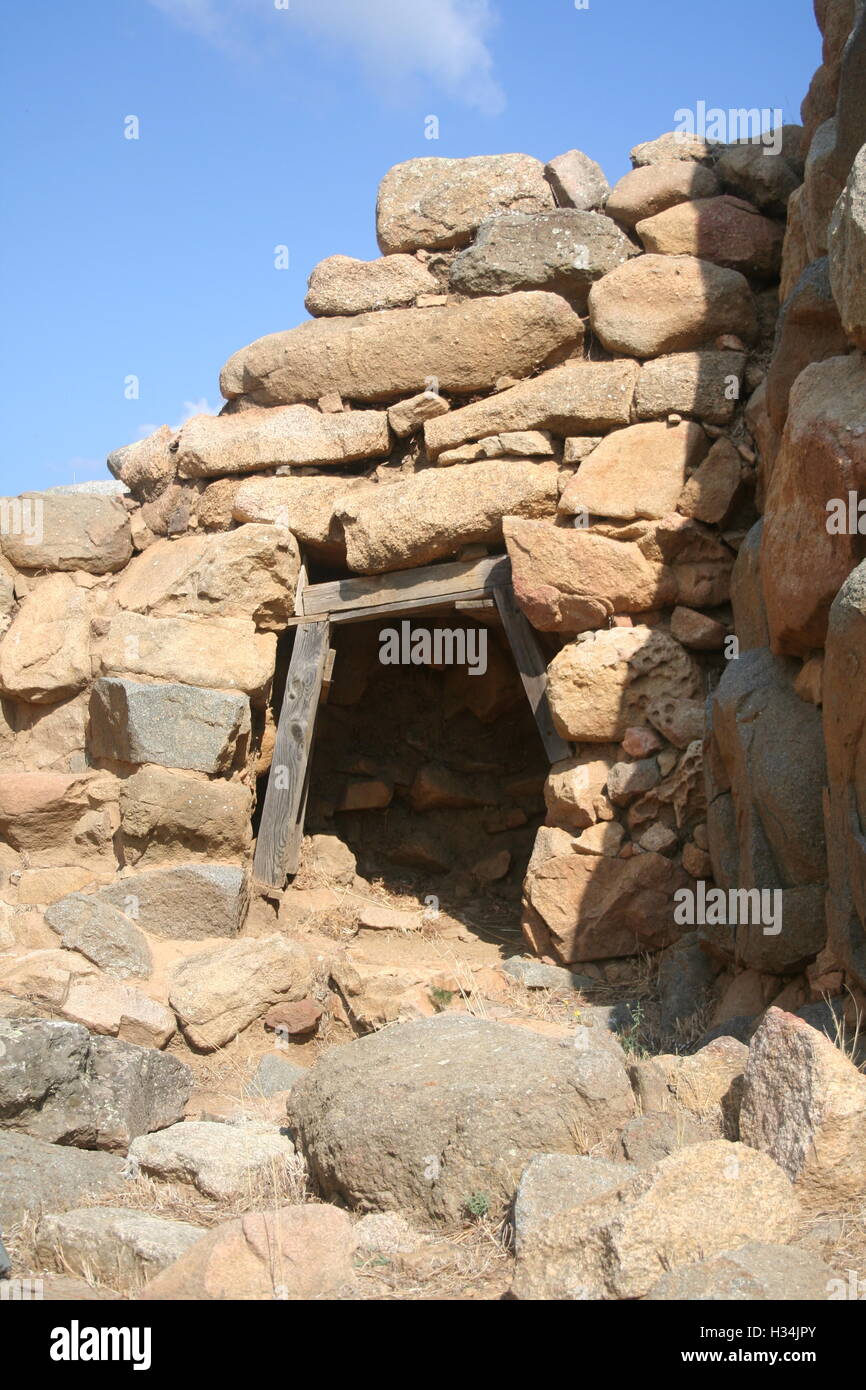 Una piccola porta di ingresso di un vecchio castello in pietra in Sardegna, Italia Foto Stock