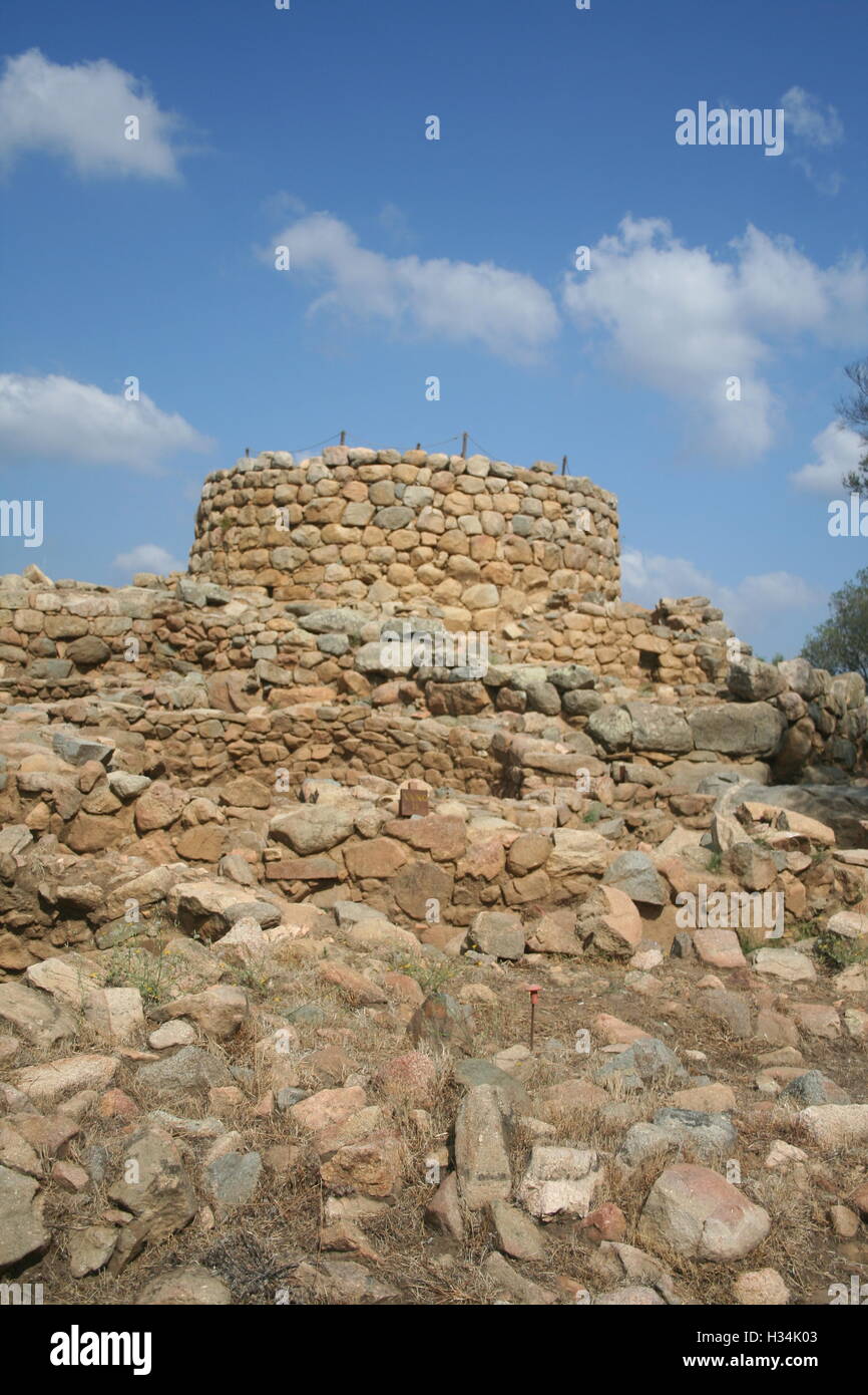 Rocky, sbriciolare, pareti che conducono a una torretta di pietra, parte di un vecchio castello in Sardegna, Italia Foto Stock