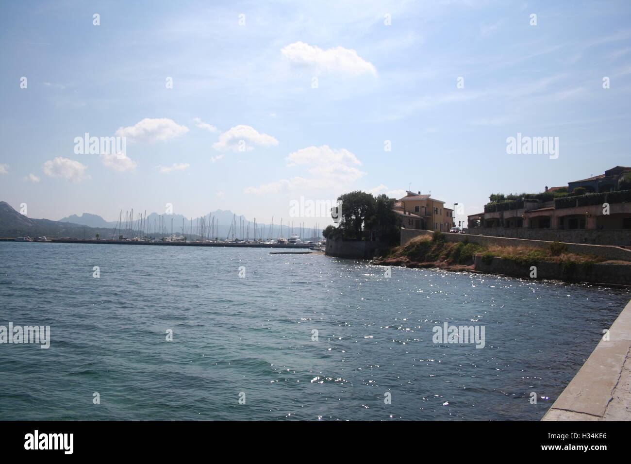 Una vista sul mare in una città in Sardegna, Italia Foto Stock