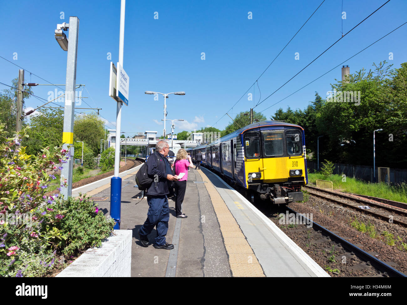 In treno Arrivando alla stazione di Hyndland a Glasgow Foto Stock