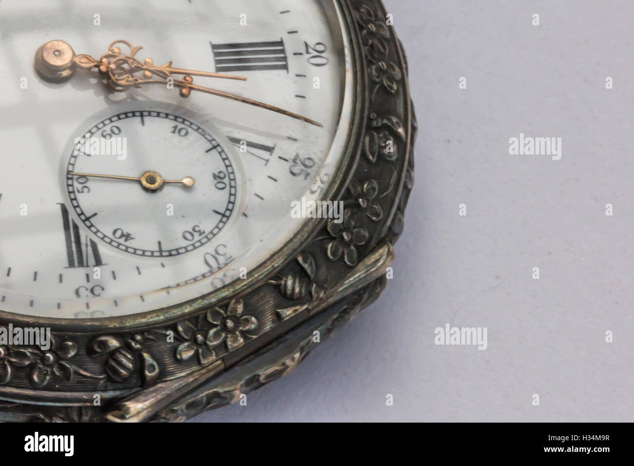 Il vecchio orologio da tasca da 1800 mostra ora, minuto di seconda mano. Foto Stock