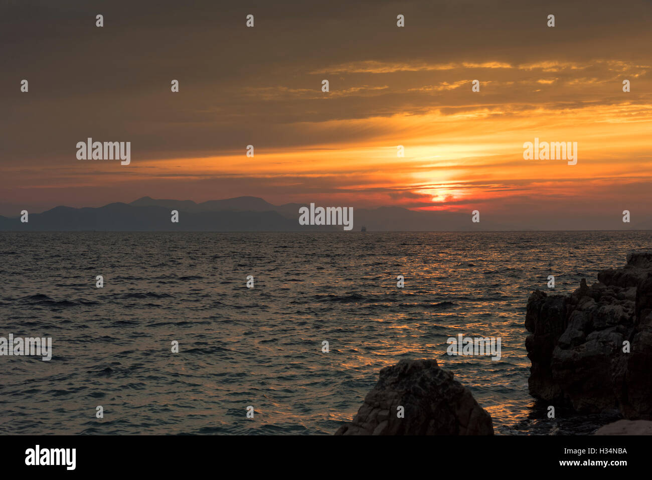 Sunrise o alba seascape sul mare Adriatico a Trpanj Croazia Foto Stock