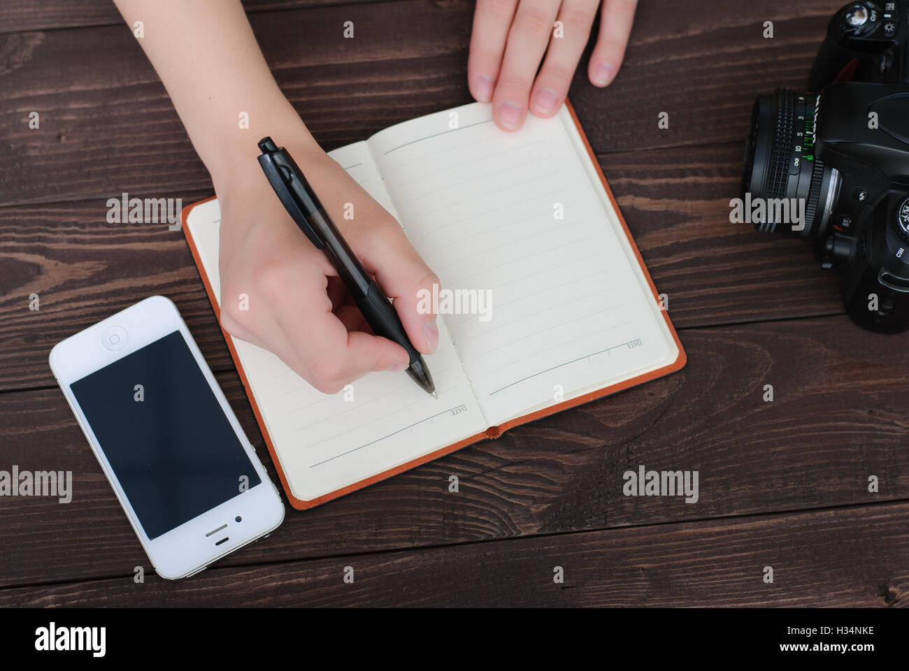 Vista dall'alto di un mani con penna e blocco note Foto Stock
