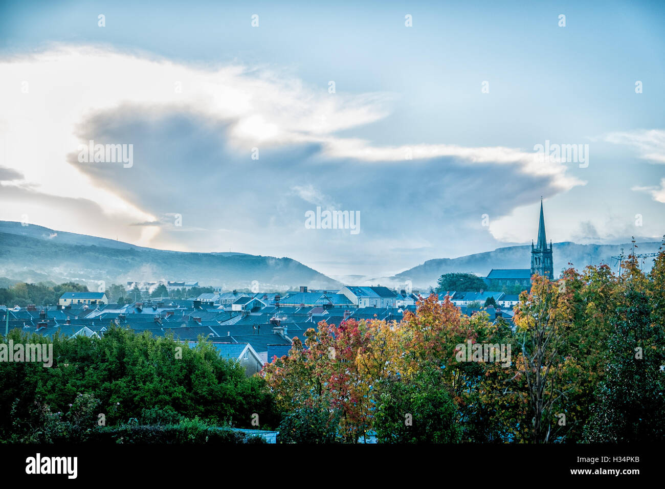 Alba vista attraverso Aberdare nel Galles del Sud delle Valli Foto Stock