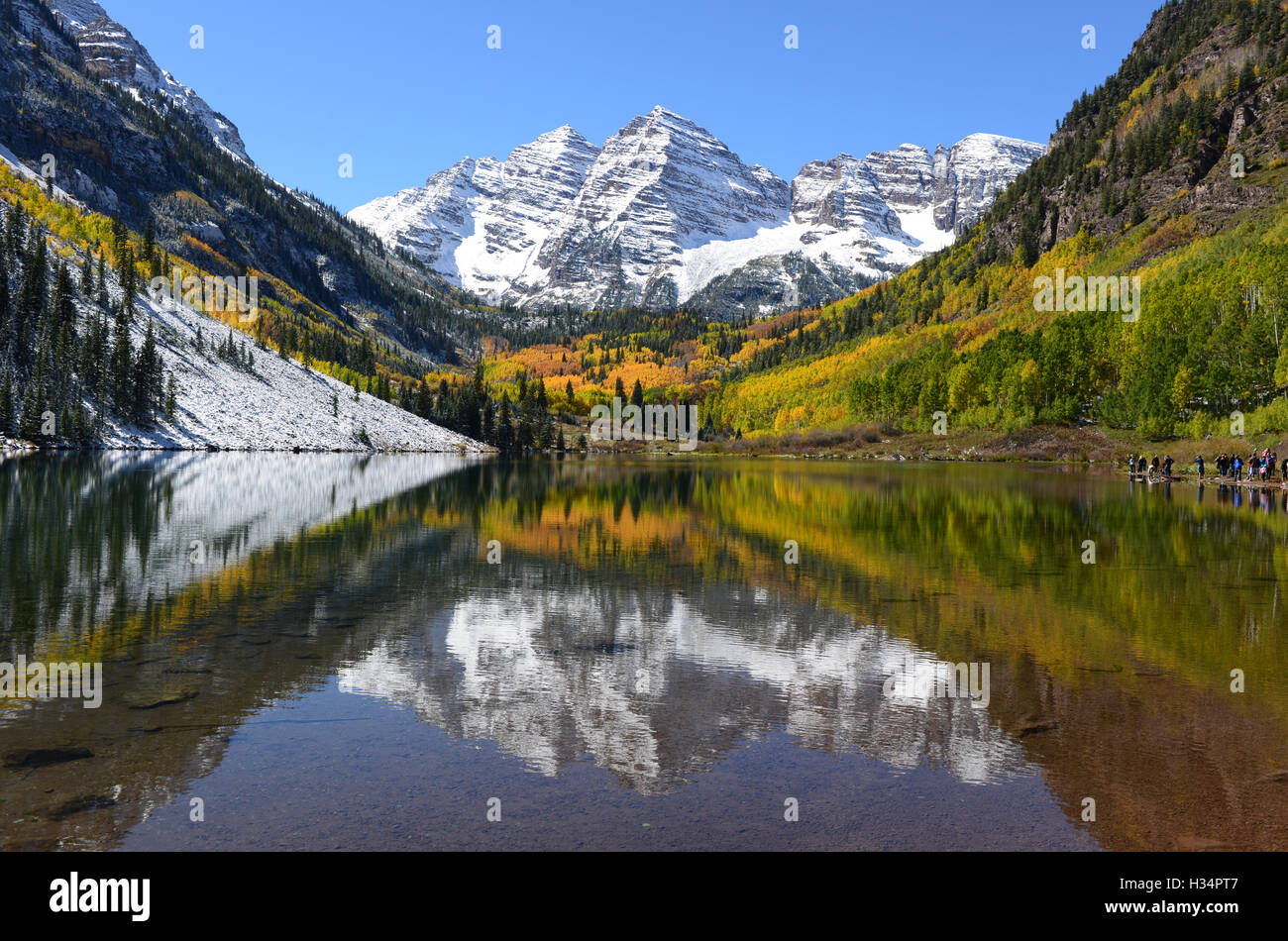 Autunno lago di montagna - Autunno vista della neve rivestito Maroon Bells riflettendo in crystal clear Maroon Lake, Aspen, Colorado, Stati Uniti d'America. Foto Stock