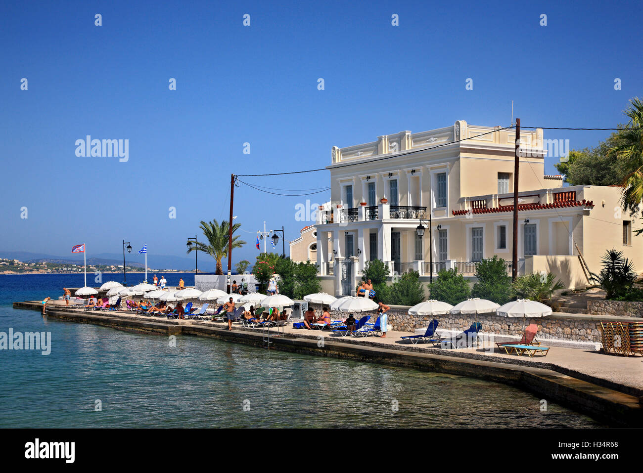 In corrispondenza di Agios Mamas ('Saint Mamas') spiaggia, Spetses town, Spetses island, Attica, Grecia. Foto Stock