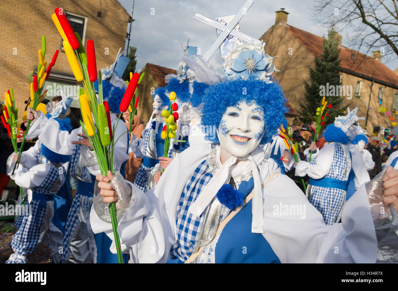 OLDENZAAL, Paesi Bassi - 7 febbraio 2016: persona sconosciuta in divertenti vestito carnevale durante l annuale sfilata di carnevale Foto Stock
