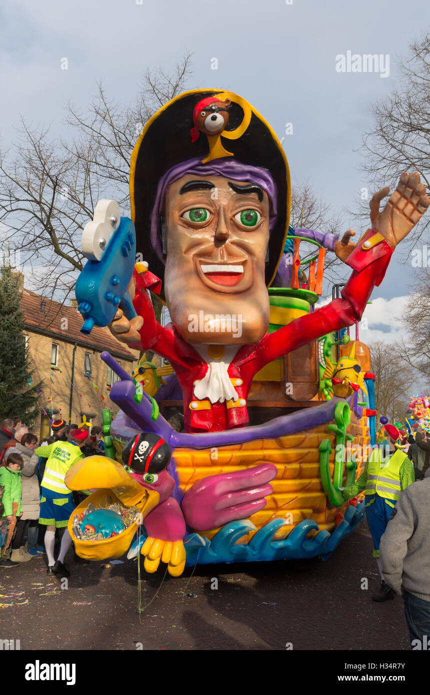 OLDENZAAL, Paesi Bassi - 7 febbraio 2016: persone sconosciute unendo l annuale sfilata di carnevale con un carro decorato Foto Stock