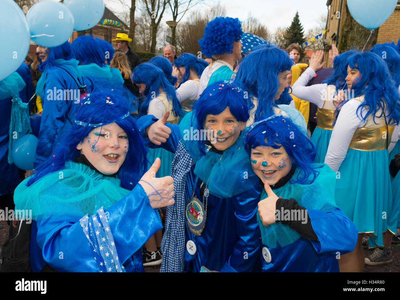 OLDENZAAL, Paesi Bassi - 7 febbraio 2016: Sconosciuto bambini con blue hairpieces unendo l annuale sfilata di carnevale Foto Stock