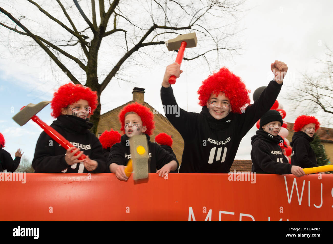 OLDENZAAL, Paesi Bassi - 7 febbraio 2016: persone sconosciute unendo l annuale sfilata di carnevale con un carro decorato Foto Stock