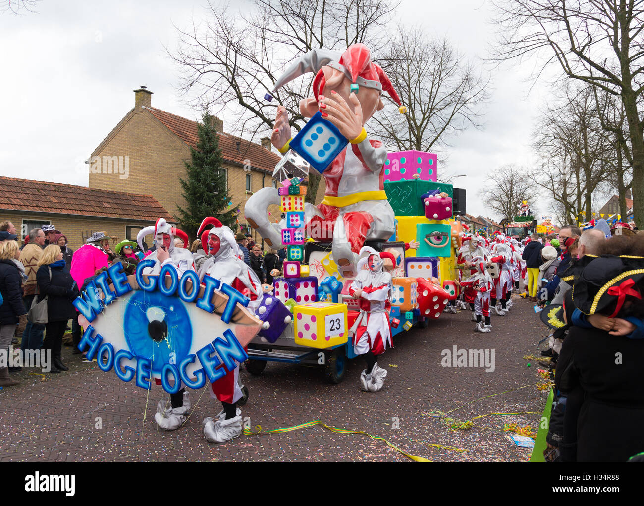 OLDENZAAL, Paesi Bassi - 7 febbraio 2016: persone sconosciute unendo l annuale sfilata di carnevale con un carro decorato Foto Stock