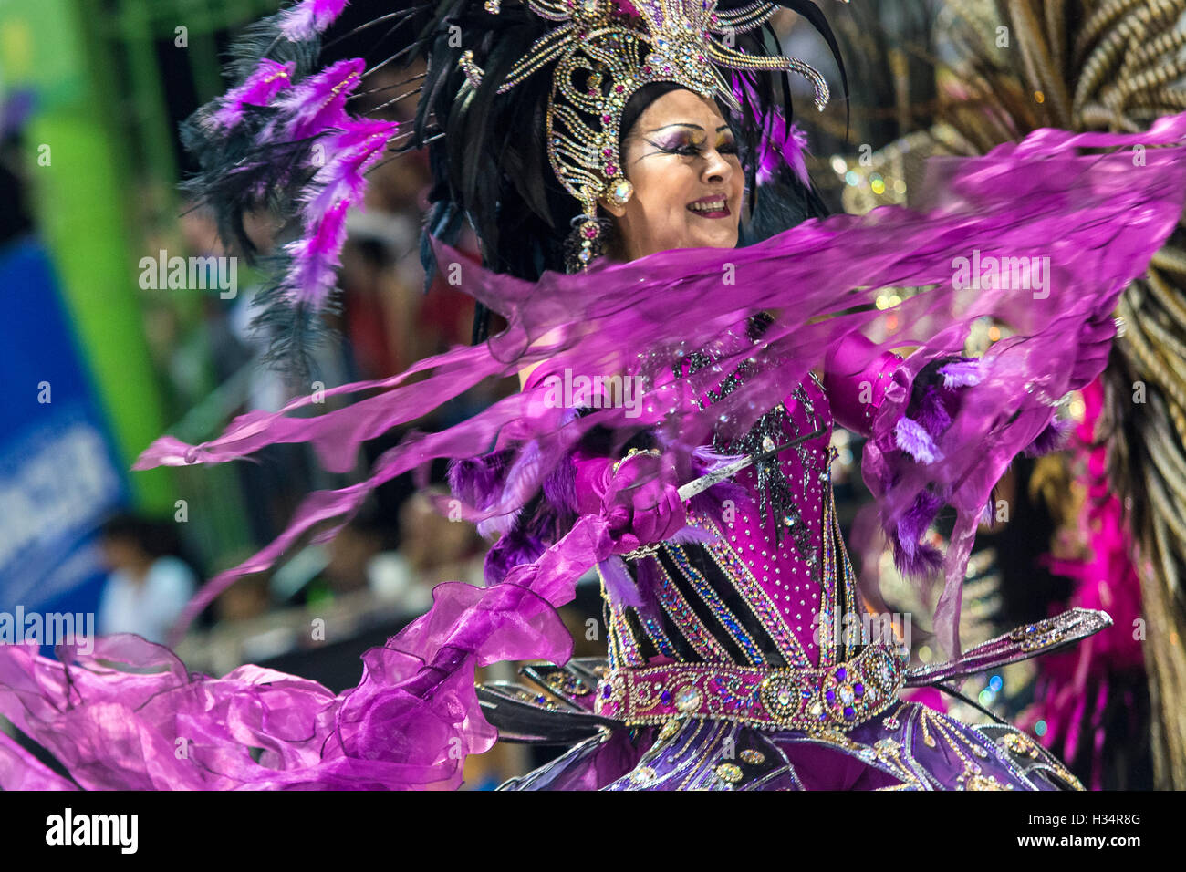 La donna anziana danza perfomer durante la sfilata di Carnevale a Corrientes, Argentina. Foto Stock