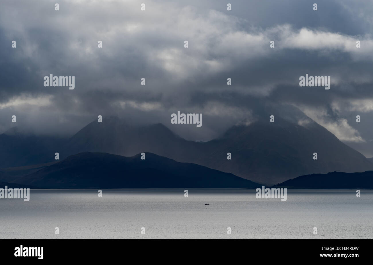 Barca da pesca sulla parte interna del suono con il Cuillin Hills dell'Isola di Skye in background, Scozia Foto Stock