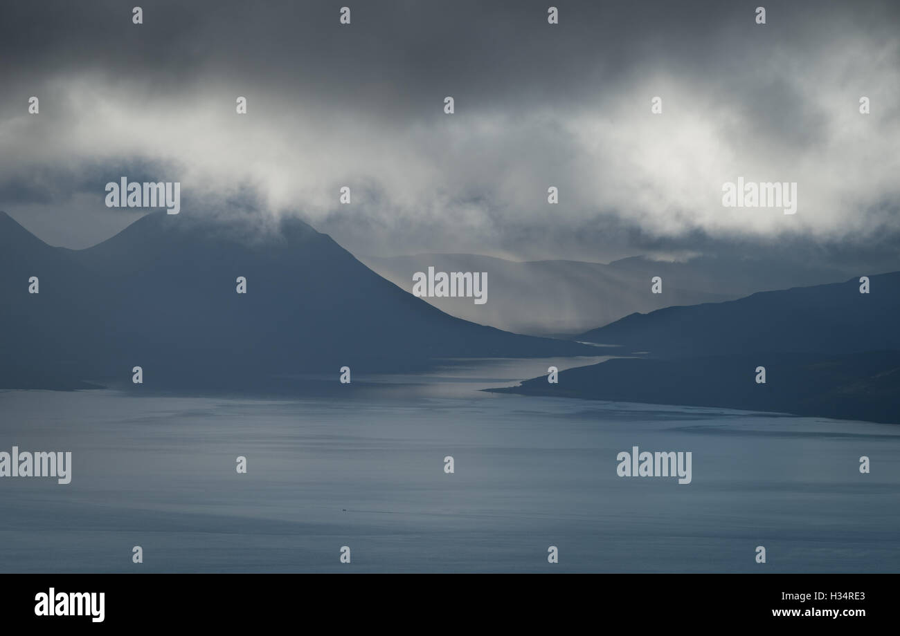 Nuvola tempestosa oltre il suono interno e l'Isola di Skye in Scozia Foto Stock
