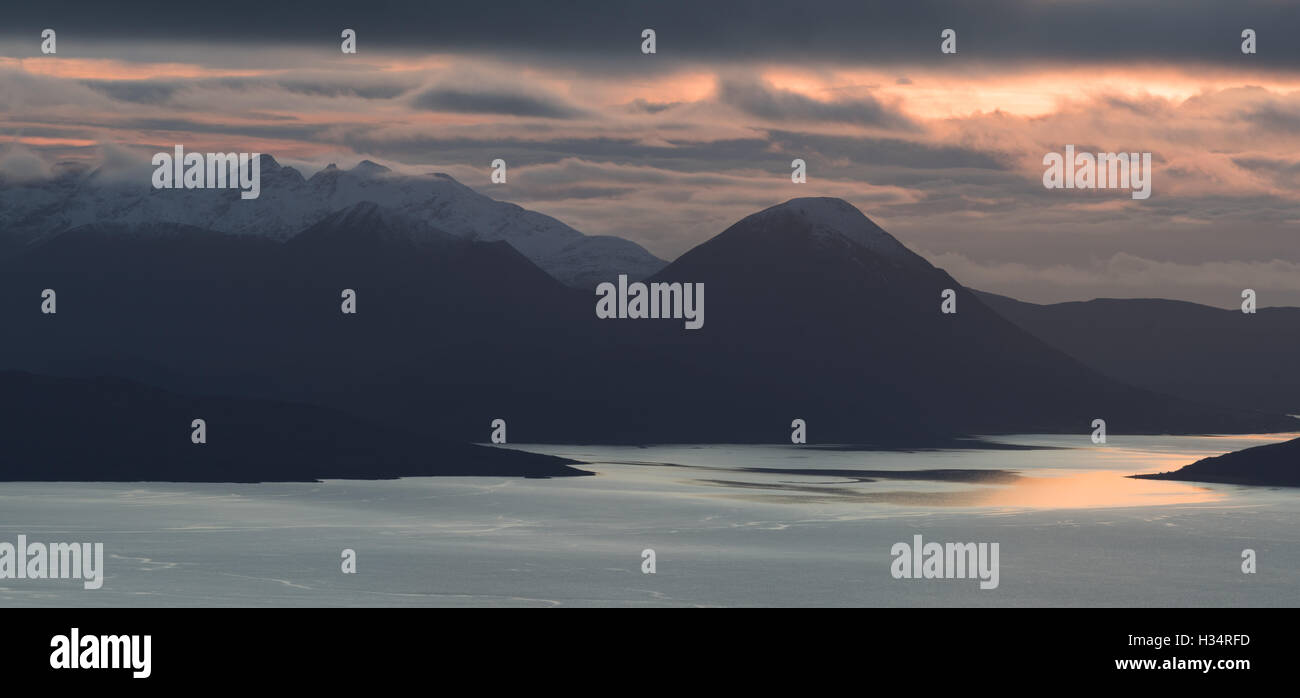 Il tramonto del suono interno e l'Isola di Skye in Scozia Foto Stock