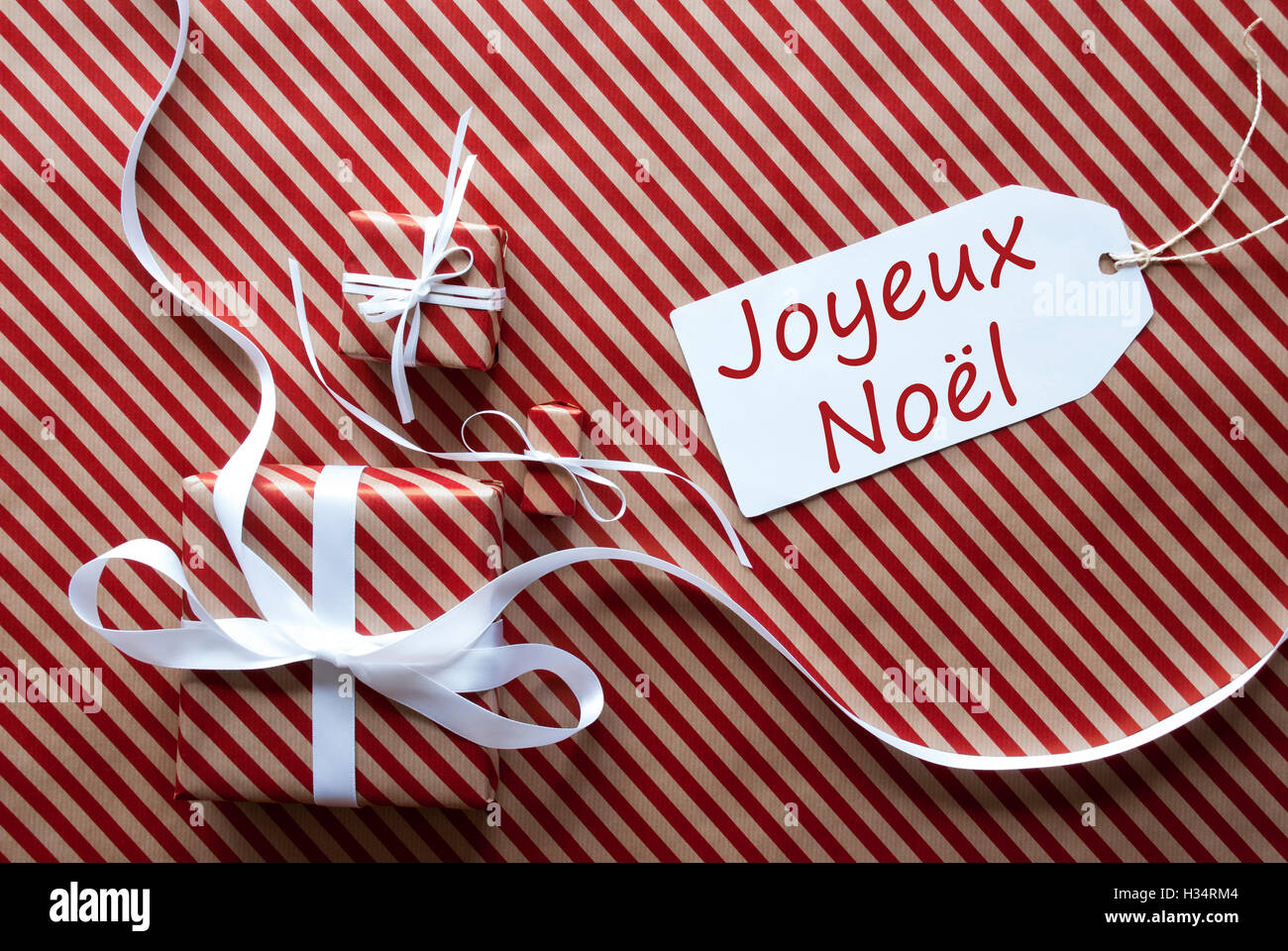 Due doni con etichetta, Joyeux Noel significa Buon Natale Foto Stock