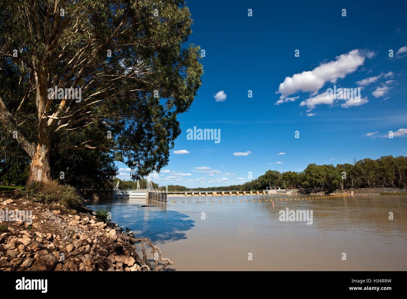 Marzo 2010, acque di esondazione da sud est Queensland flusso attraverso il blocco/weir 10 di Wentworth. Foto Stock