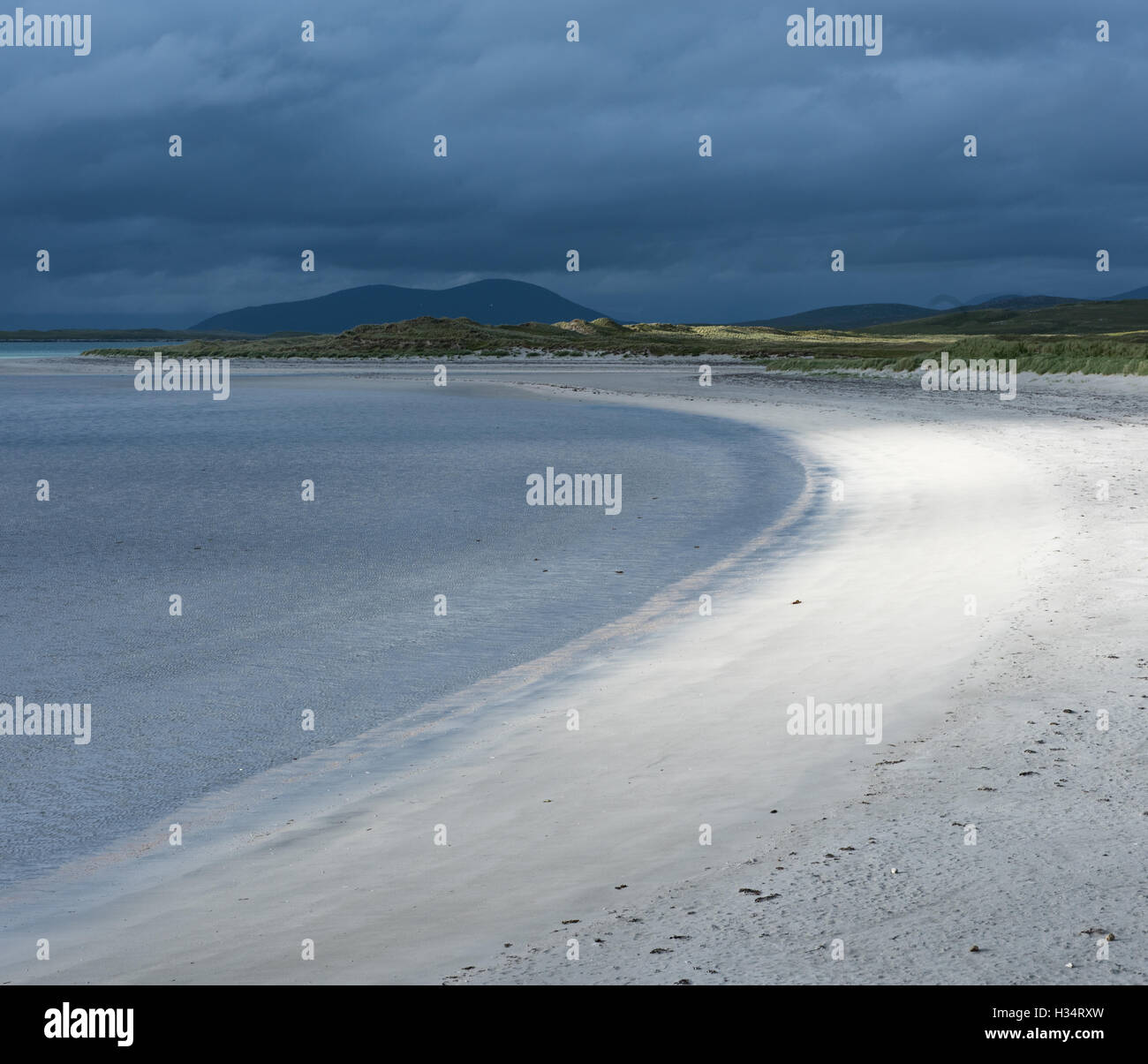 Luce di tempesta su Traigh Lingeigh Beach, North Uist, Ebridi Esterne, Scozia Foto Stock