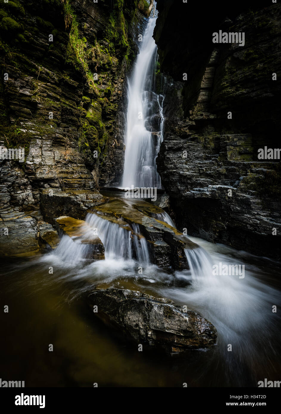 La forza del tubo di lancio cascata, Whinlatter Pass, inglese Lake District National Park, Regno Unito Foto Stock