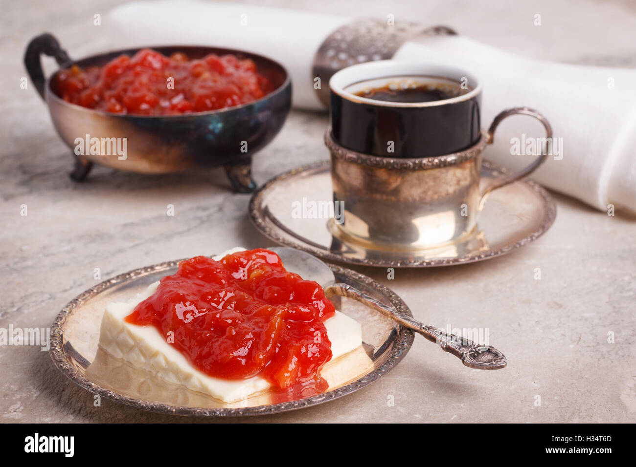 Dessert brasiliano di Romeo e Giulietta, goiabada marmellata di guava e formaggio Minas con argento vintage tazza di caffè sul tavolo di marmo. Foto Stock