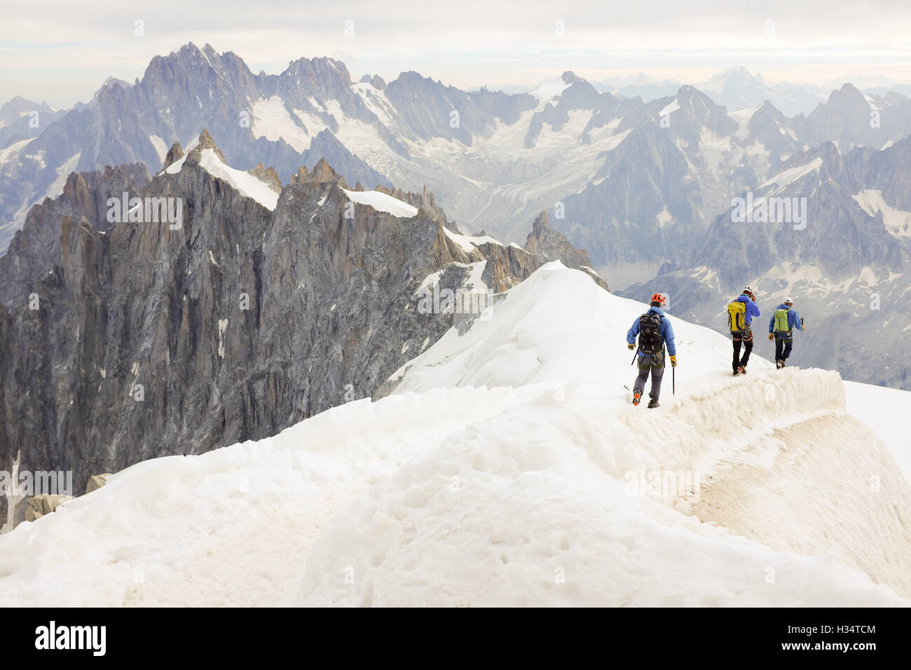 Un gruppo di alpinisti scendono da Aiguille du Midi vicino a Chamonix, Francia. Foto Stock
