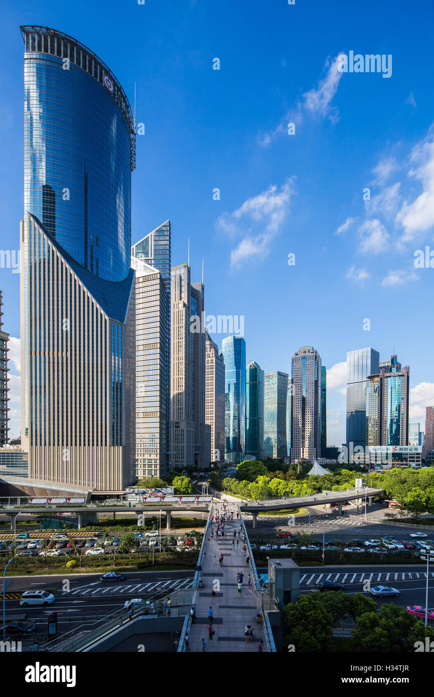 Scena verticale affollata di grattacieli della Bank of China Tower e numerosi edifici commerciali a Shanghai. Cina Foto Stock