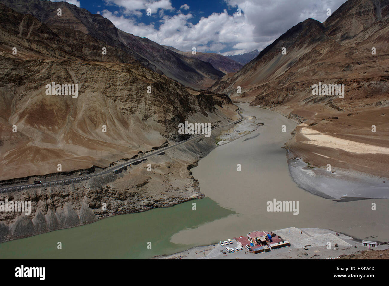 Confluenza del Indus e Zanskar fiumi, Jammu e Kashmir India Foto Stock