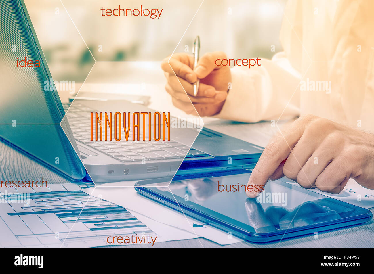 Il concetto di innovazione in azienda. Imprenditore lavora con laptop e tablet. Statistiche di crescita. Aumentare i profitti Foto Stock