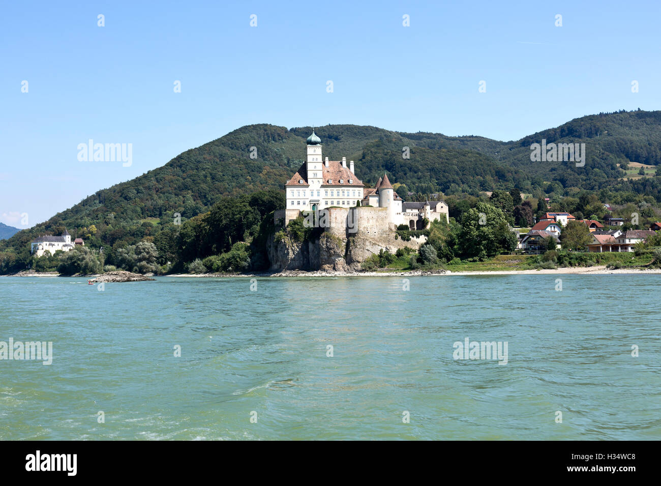 Vista di Schonbuhel castello medievale in piedi sul bordo di una scogliera alta nella valle del Danubio di Wachau vicino a Melk, Austria. Foto Stock