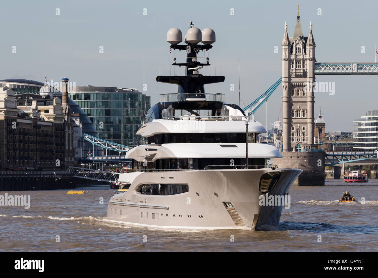 Londra, Regno Unito. 03 ott 2016. Superyacht Kismet foglie di Londra sul Fiume Tamigi passando di fronte al Tower Bridge durante il cielo azzurro e soleggiato clima autunnale, dopo l'ormeggio presso Butlers Wharf la scorsa settimana. Kismet è 308 piedi lungo e secondo come riferito è di proprietà di miliardario Pakistani-American Shahid Khan, chi possiede la National Football League (NFL) team, Jacksonville Jaguars, che ha giocato i Colts in una serie Internazionale gioco a Wembley il 2 ottobre 2016. Credito: Vickie Flores/Alamy Live News Foto Stock