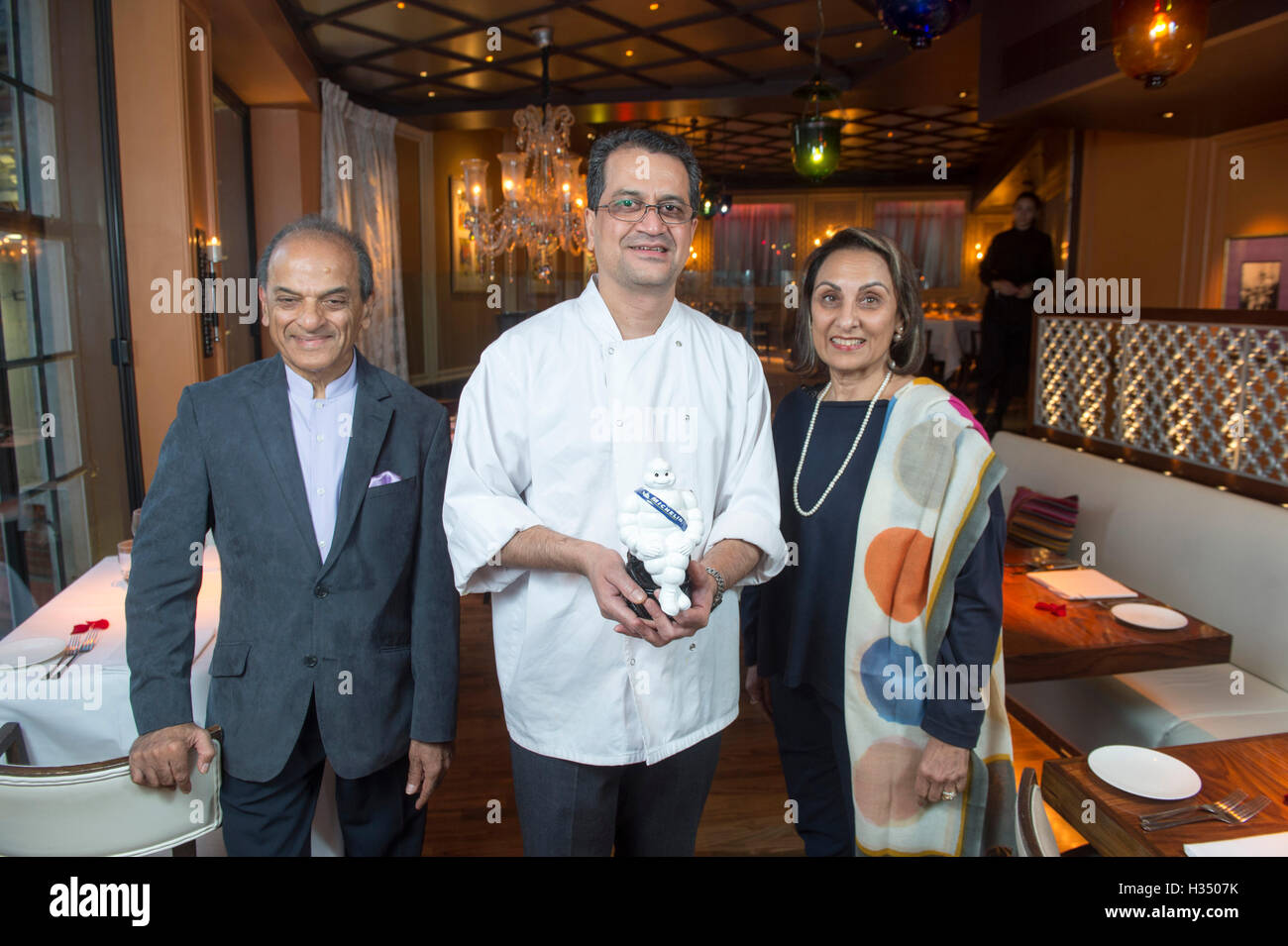 .Di Londra. Veeraswamy UK più antico del ristorante indiano di Piccadilly. Pic mostra Uday Salumkhe Executive Chef con proprietari Ranjit Mathrani e Namita Panjabi.Veeraswamy UK più antico del ristorante indiano di Piccadilly. Veeraswamy ha un altro reclamo a fama: la sua prima stella Michelin. Il ristorante, aperto su Regent Street a Londra nel 1926, si è aggiudicato il massimo riconoscimento di eccellenza gastronomica in Michelin guida 2017, pubblicato ieri. Foto Stock